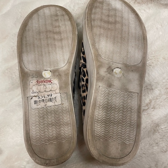 Steve Madden Women’s Leopard Print Slip-On Shoes Size 6.5 - Picture 6 of 6
